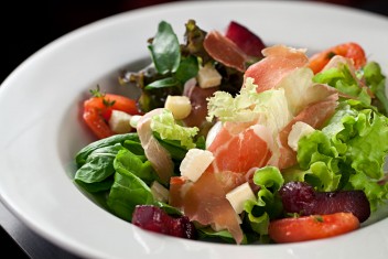 Salada com presunto de parma e folhas